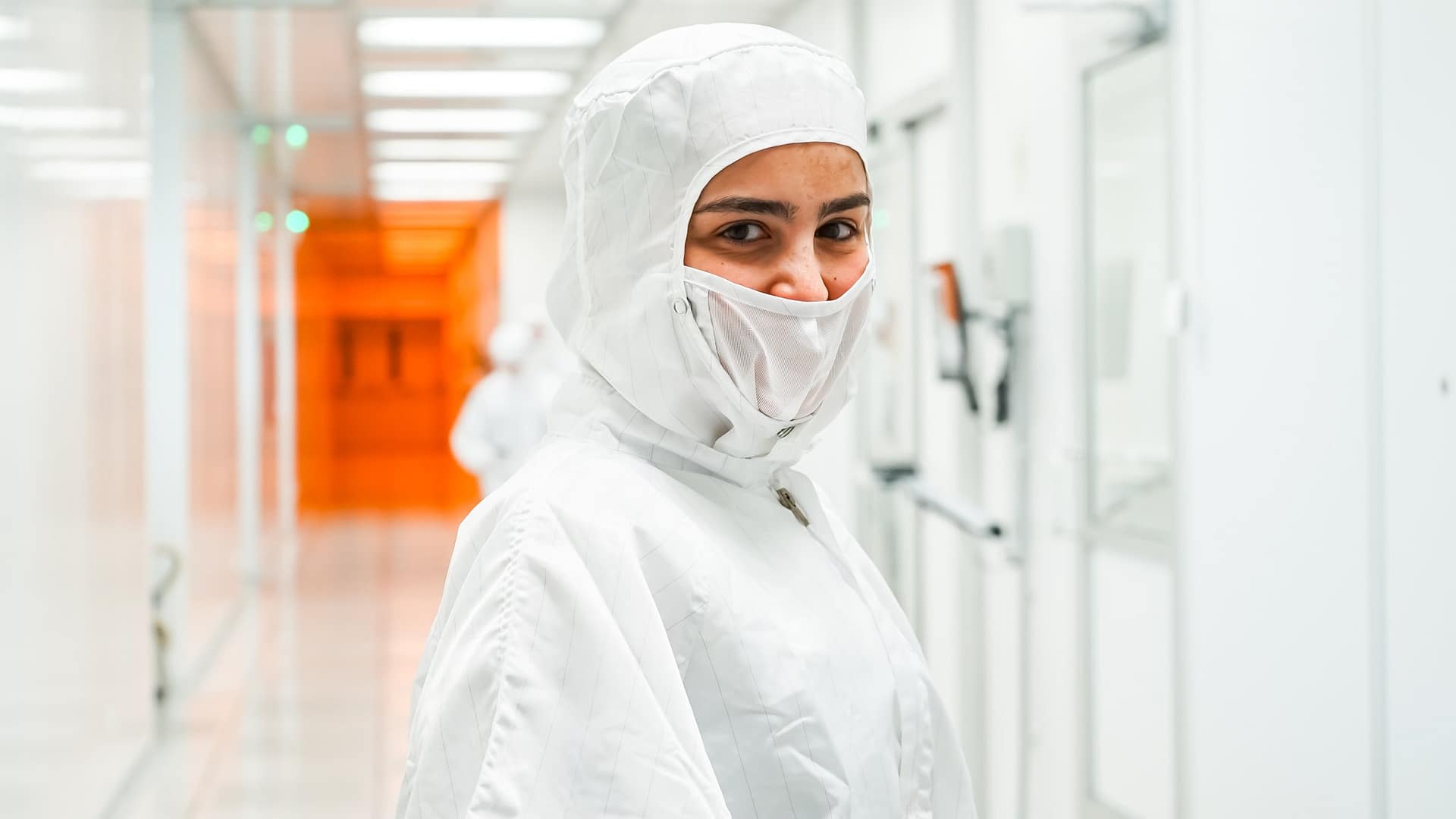 Joana Santos, showcasing the Micro and Nanofabrication Facility