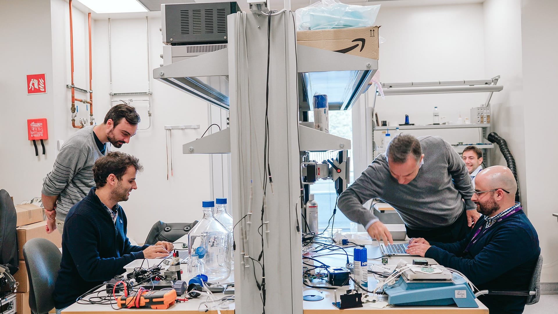 Reading neurochemical signals with integrated graphene–CMOS